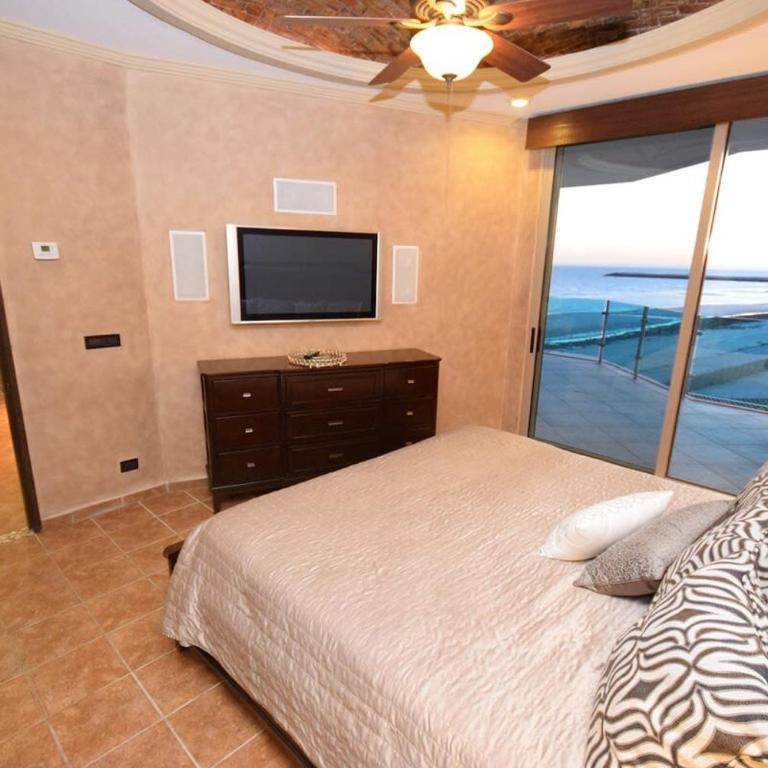 Crystal Blue Ocean Front Condo - Apartamento - 15