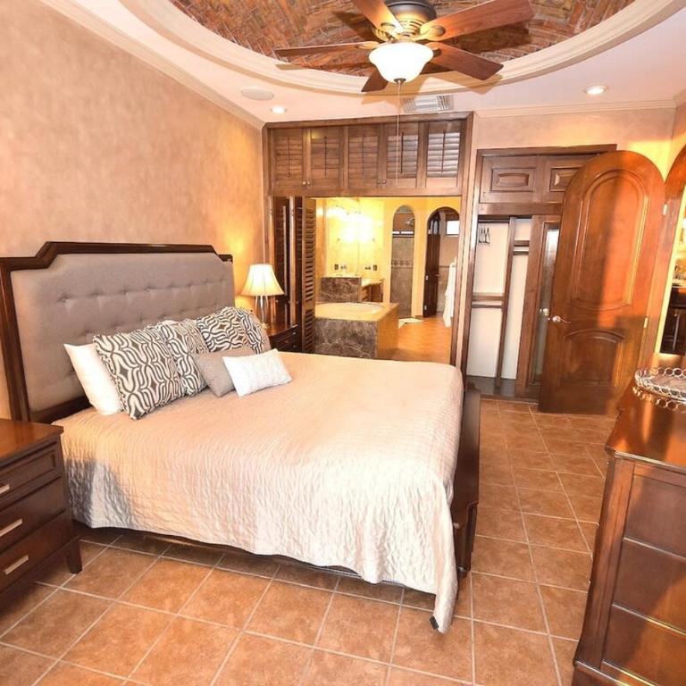 Crystal Blue Ocean Front Condo - Apartamento - 16