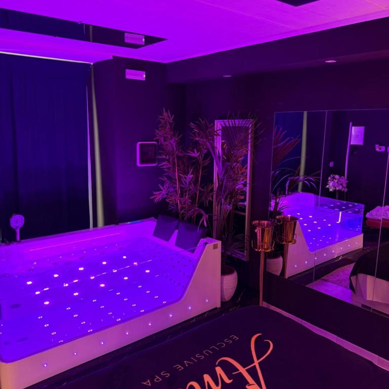 Ama Esclusive Spa & Cinema Centro - Camera Matrimoniale Deluxe con Vasca - 12