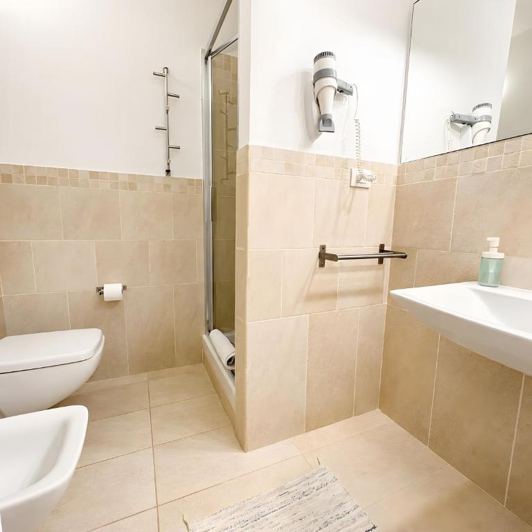 C 102 Puntavilla Mare - Appartamento Deluxe con 2 Camere da Letto e Vista Giardino - 17