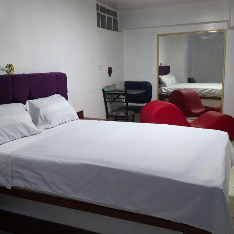 Hostal Reyna - Habitación con cama grande - 6