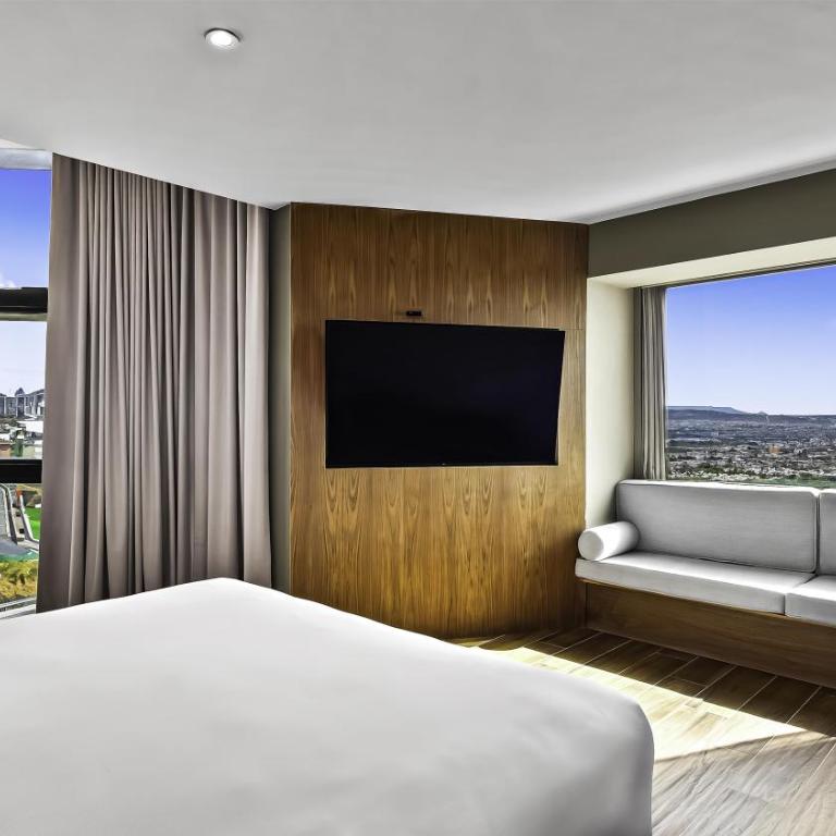Hilton Queretaro - Junior King Suite with Seating Area - 7
