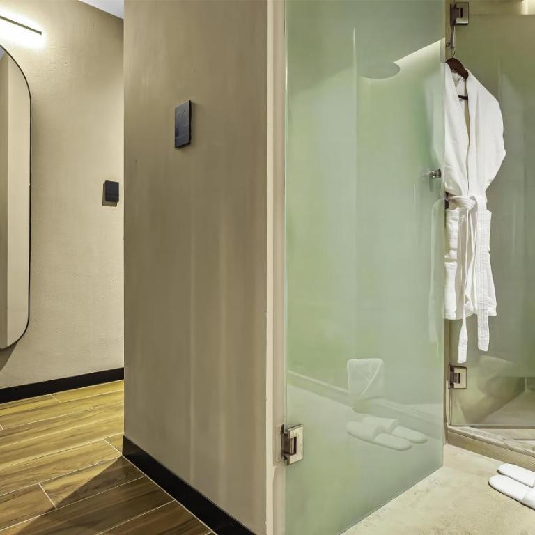 Hilton Queretaro - Junior King Suite with Seating Area - 13