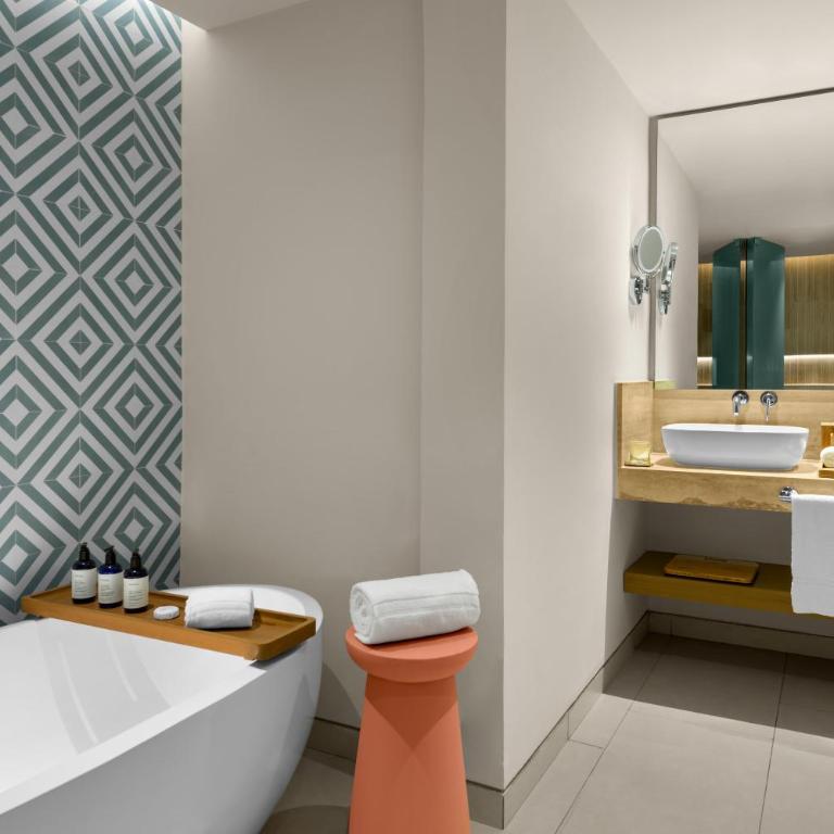 Hilton Cancun Mar Caribe All-Inclusive Resort - Habitación Premium con cama extragrande y vistas al océano - 2
