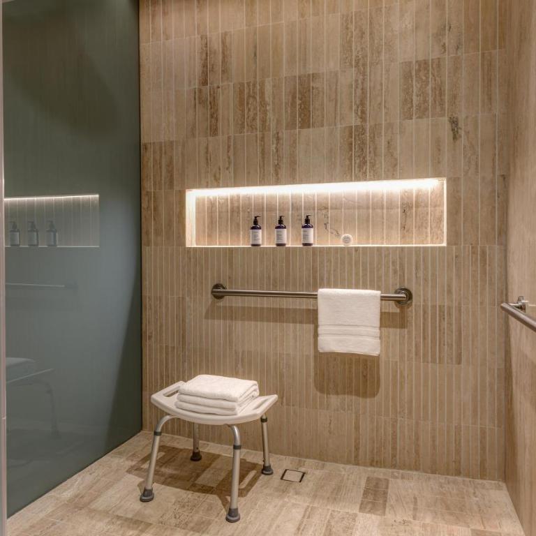 Hilton Cancun Mar Caribe All-Inclusive Resort - Suite con ducha accesible en silla de ruedas y vistas al océano - 2 camas extragrandes Murphy - 1