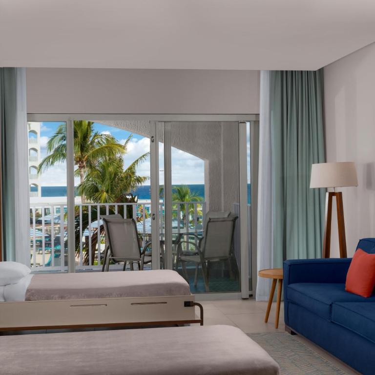 Hilton Cancun Mar Caribe All-Inclusive Resort - Suite con ducha accesible en silla de ruedas y vistas al océano - 2 camas extragrandes Murphy - 2