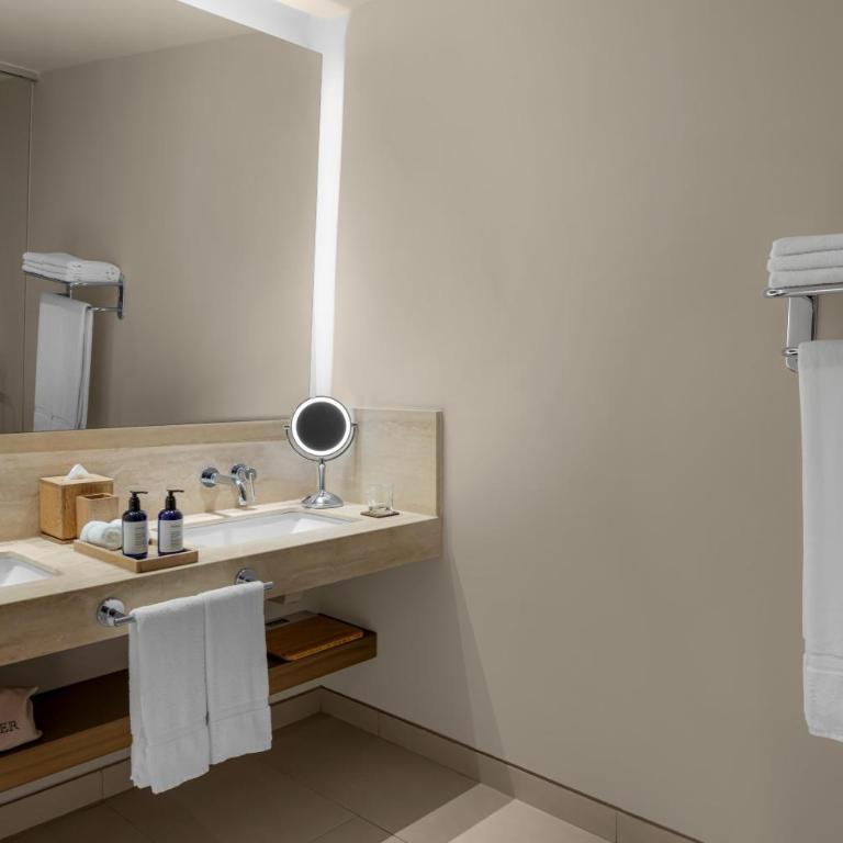 Hilton Cancun Mar Caribe All-Inclusive Resort - Suite con ducha accesible en silla de ruedas y vistas al océano - 2 camas extragrandes Murphy - 3