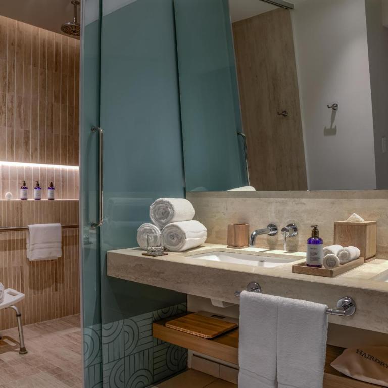 Hilton Cancun Mar Caribe All-Inclusive Resort - Suite con ducha accesible en silla de ruedas y vistas al océano - 2 camas extragrandes Murphy - 4