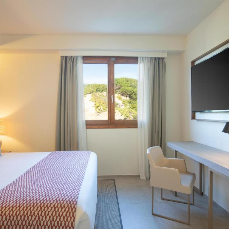 Mangia's Santa Teresa Sardinia, Curio Collection by Hilton - Camera King Deluxe - 4