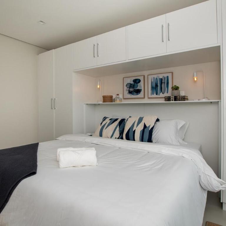 Chic Urban Flat walk to Malls with Pool and Gym - Apartamento - 2