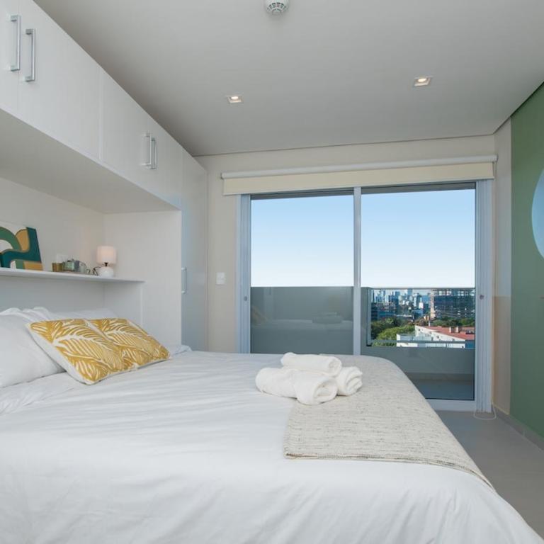 City Skyline Haven with Workspace Pool and Gym - Apartamento - 1