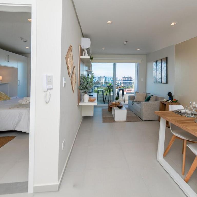 City Skyline Haven with Workspace Pool and Gym - Apartamento - 13