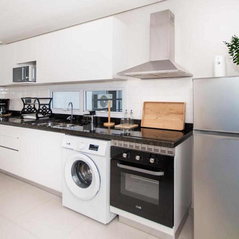 Stylish Two BR Prime Area Balcony Pool and Gym - Apartamento - 4