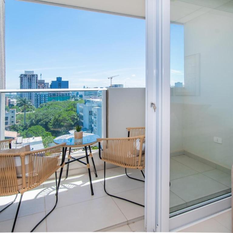 Stylish Two BR Prime Area Balcony Pool and Gym - Apartamento - 3