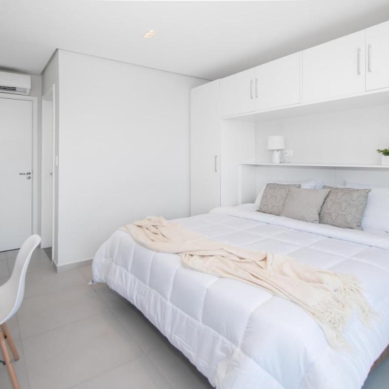 Stylish Two BR Prime Area Balcony Pool and Gym - Apartamento - 20
