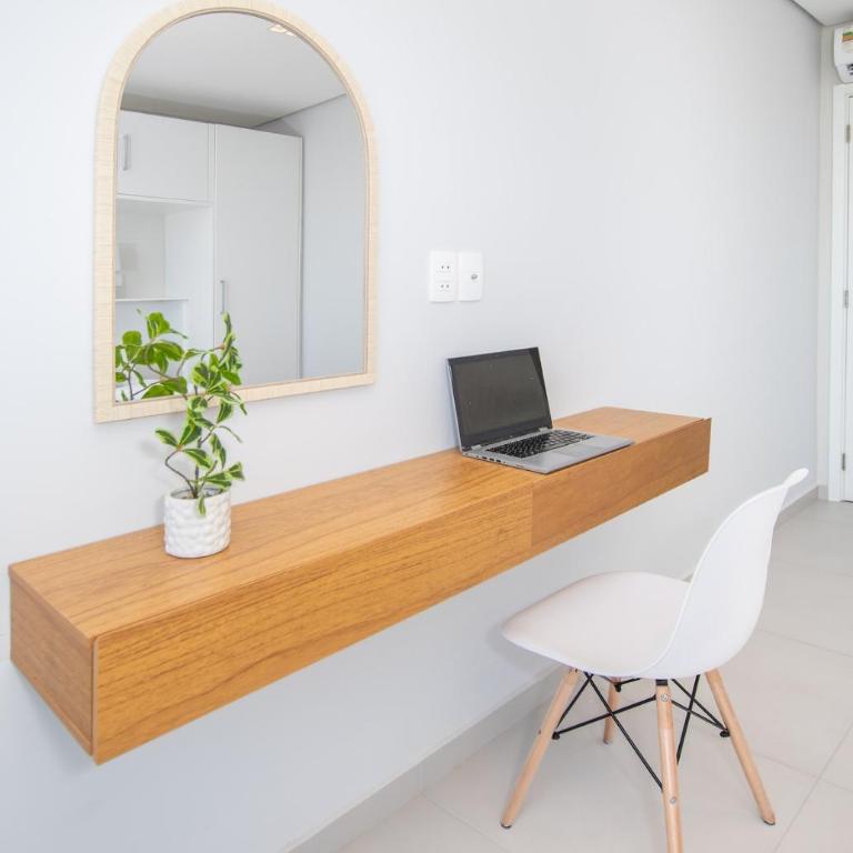 Stylish Two BR Prime Area Balcony Pool and Gym - Apartamento - 21