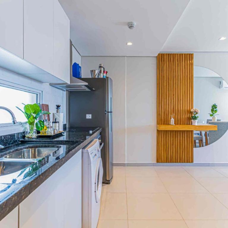 First Living 2BR Rooftop Pool Gym & Parking - Apartamento - 24
