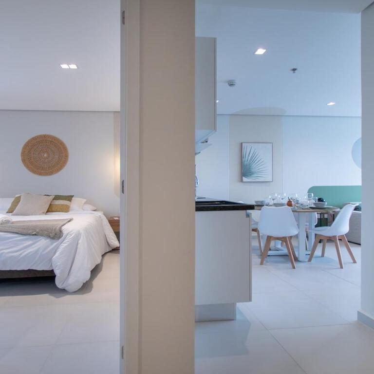Sunny Retreat with Pool Gym and City Views - Apartamento - 10