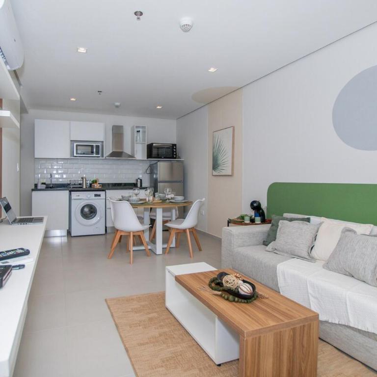 Sunny Retreat with Pool Gym and City Views - Apartamento - 13
