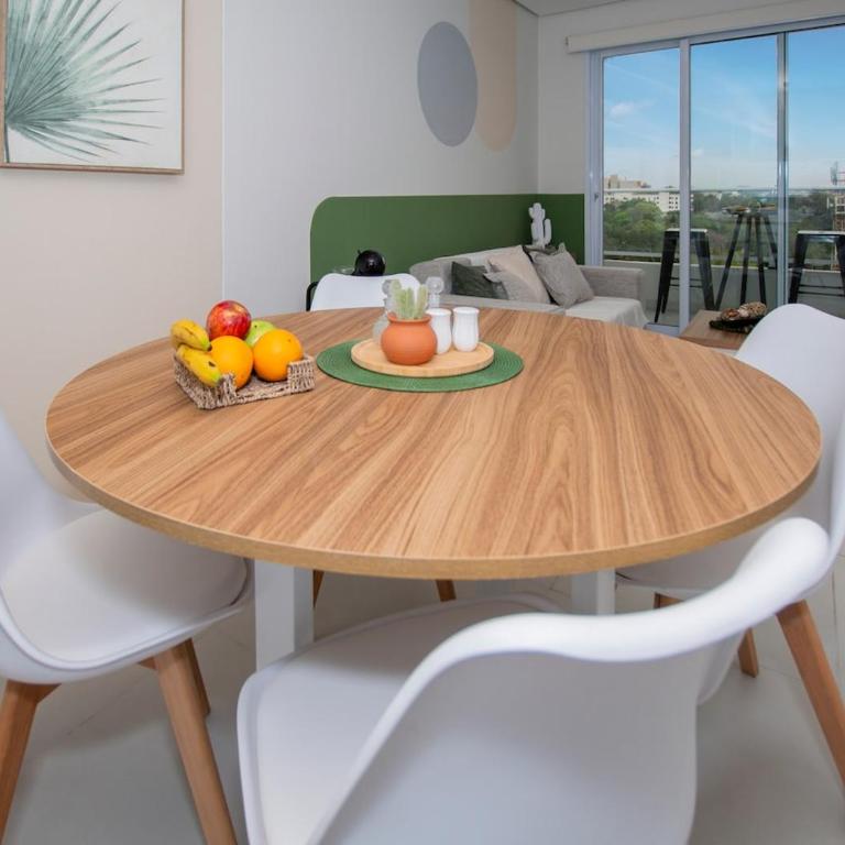 Sunny Retreat with Pool Gym and City Views - Apartamento - 3