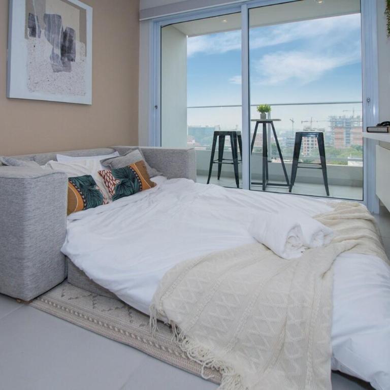 Spacious Stay with Balcony Workspace Pool&Gym - Apartamento - 37
