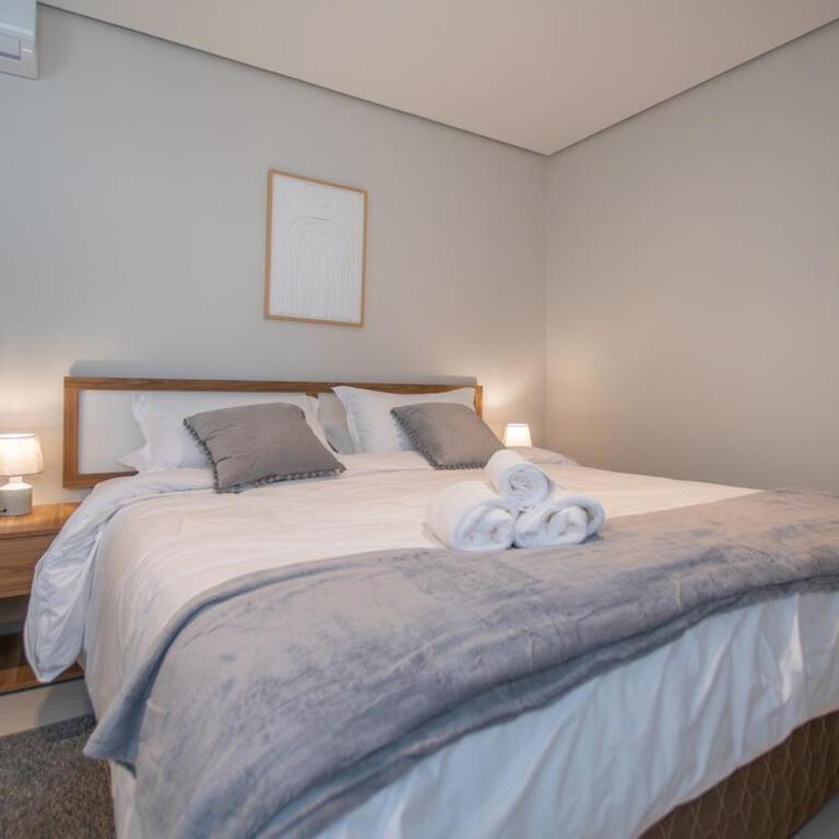 Vibrant Stay with Rooftop BBQ Pool and Near Malls - Apartamento - 17