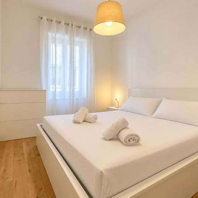 Hostdomus - City & Sea Apartment - Two-Bedroom Apartment - 12