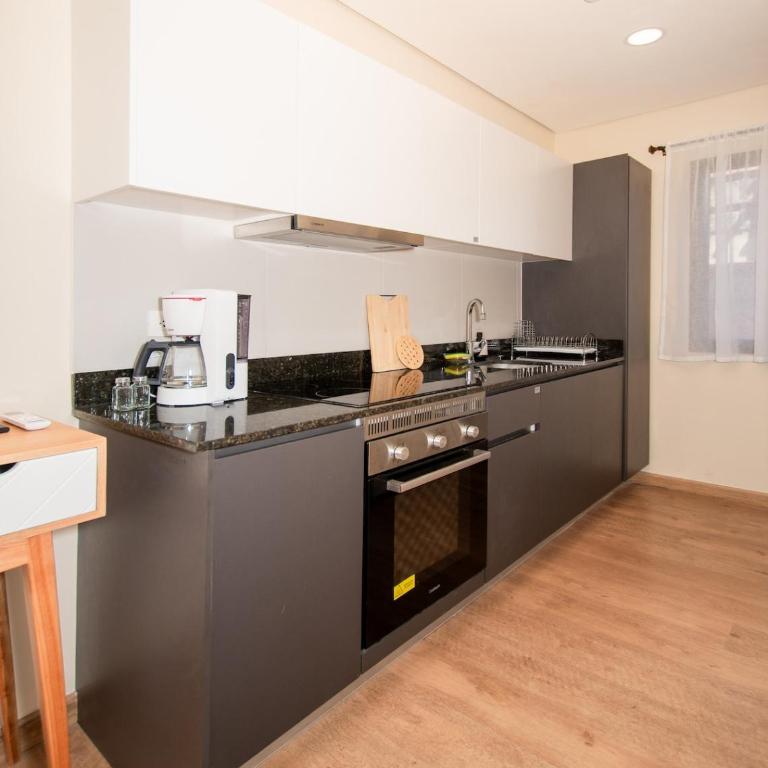 One BR with Balcony Walk to Malls Pool Gym - Apartamento - 11