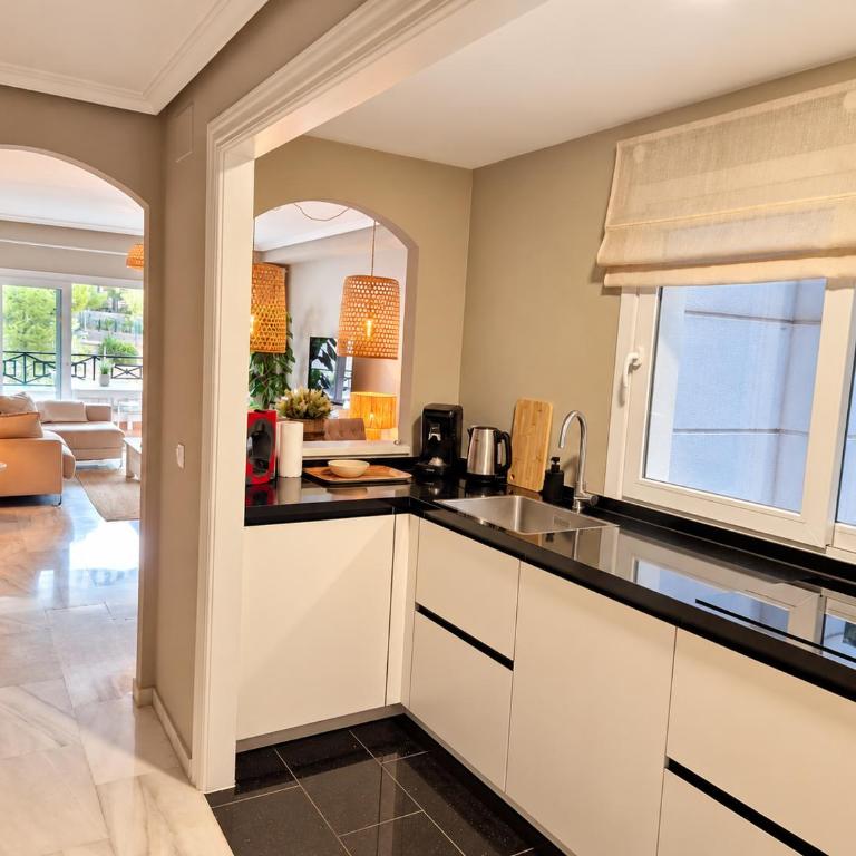 Ruim 3-slaapkamerappartement met zwembad en 2 privéparkeerplaatsen - Three-Bedroom Apartment - 10