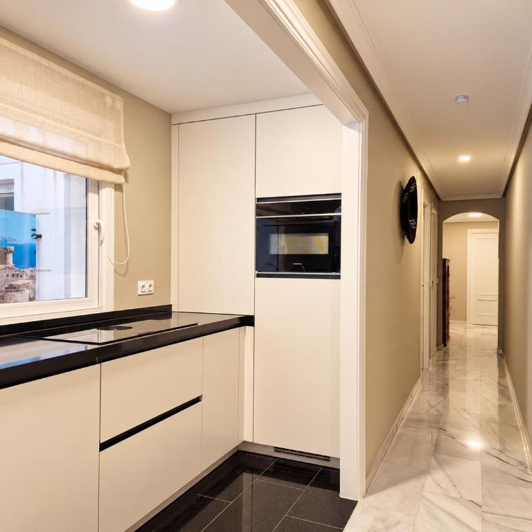 Ruim 3-slaapkamerappartement met zwembad en 2 privéparkeerplaatsen - Three-Bedroom Apartment - 9