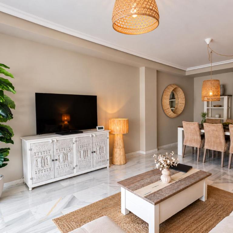 Ruim 3-slaapkamerappartement met zwembad en 2 privéparkeerplaatsen - Three-Bedroom Apartment - 2