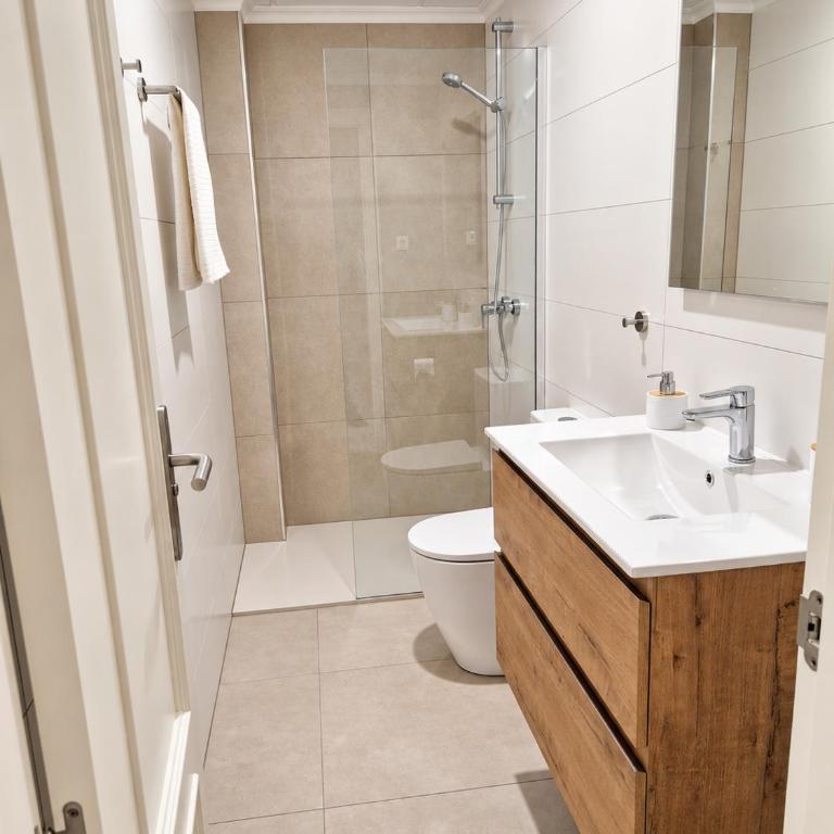 Ruim 3-slaapkamerappartement met zwembad en 2 privéparkeerplaatsen - Three-Bedroom Apartment - 13