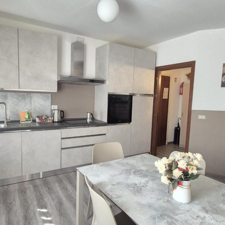Appartamento grande Al Ponte. Situato vicino all'ospedale, al parco e al centro città - Three-Bedroom Apartment - 11