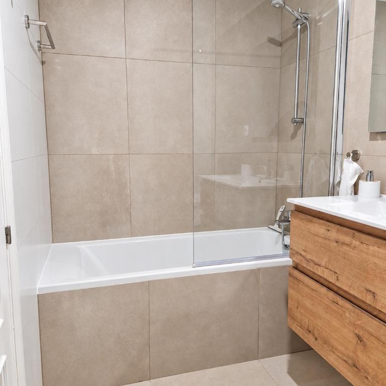 Ruim 3-slaapkamerappartement met zwembad en 2 privéparkeerplaatsen - Three-Bedroom Apartment - 23