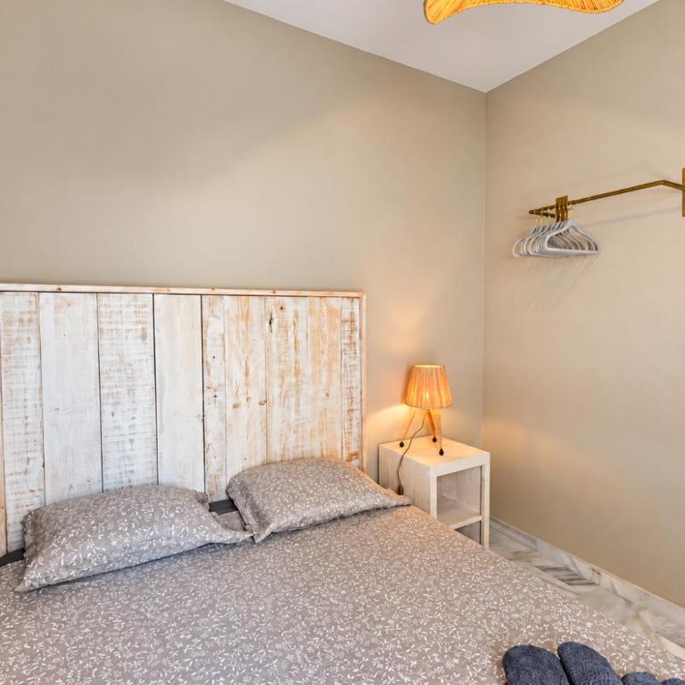 Ruim 3-slaapkamerappartement met zwembad en 2 privéparkeerplaatsen - Three-Bedroom Apartment - 16