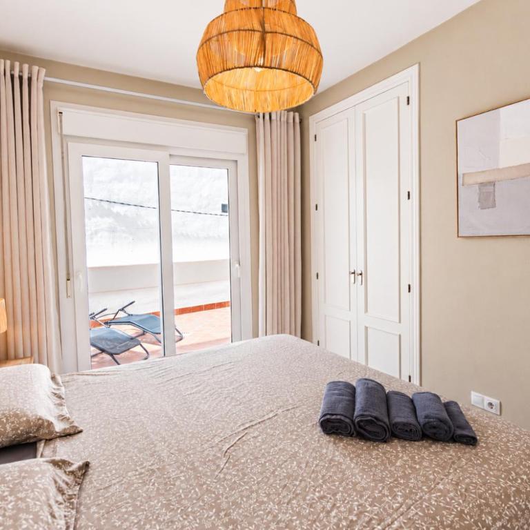 Ruim 3-slaapkamerappartement met zwembad en 2 privéparkeerplaatsen - Three-Bedroom Apartment - 19