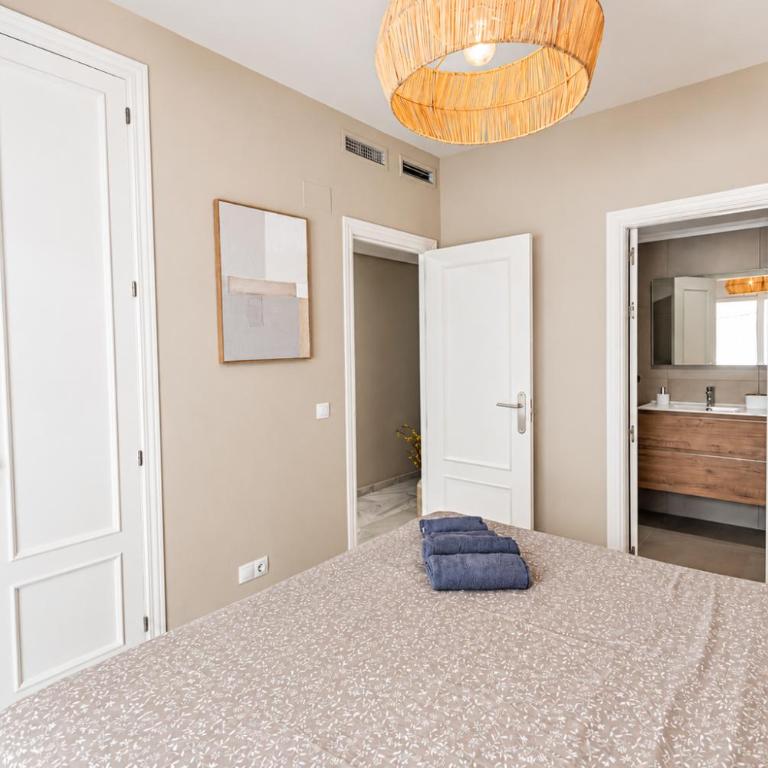 Ruim 3-slaapkamerappartement met zwembad en 2 privéparkeerplaatsen - Three-Bedroom Apartment - 21