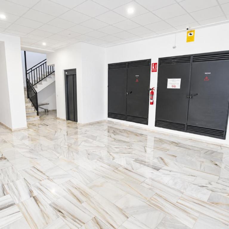 Ruim 3-slaapkamerappartement met zwembad en 2 privéparkeerplaatsen - Three-Bedroom Apartment - 28