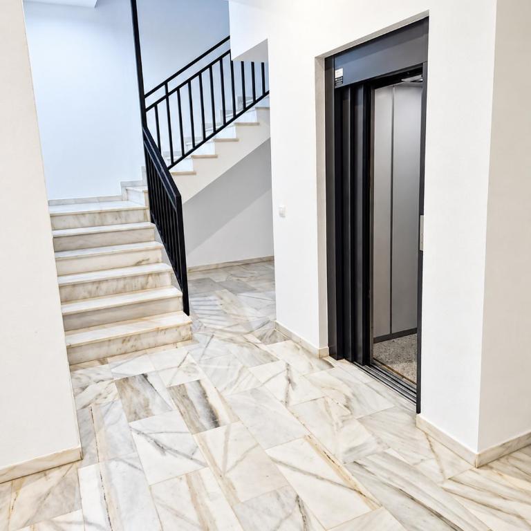 Ruim 3-slaapkamerappartement met zwembad en 2 privéparkeerplaatsen - Three-Bedroom Apartment - 26