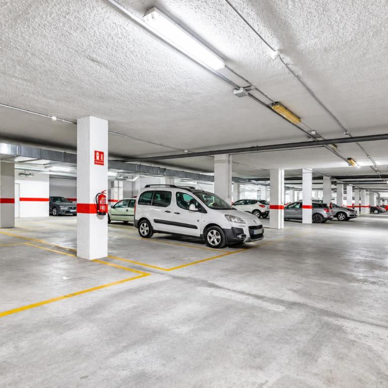 Ruim 3-slaapkamerappartement met zwembad en 2 privéparkeerplaatsen - Three-Bedroom Apartment - 29