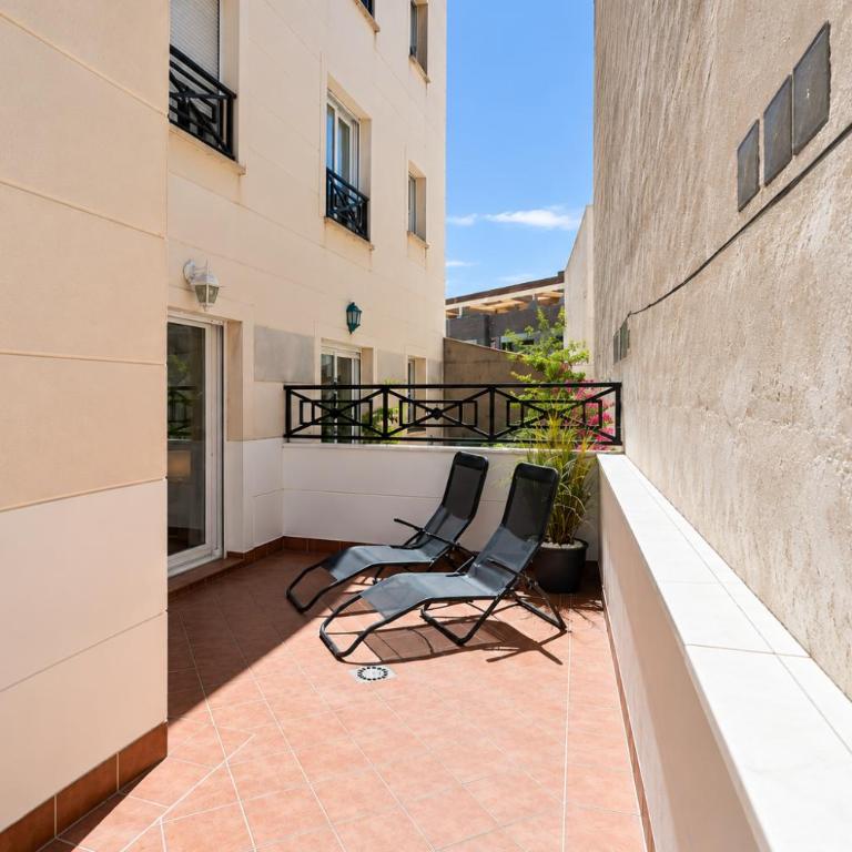 Ruim 3-slaapkamerappartement met zwembad en 2 privéparkeerplaatsen - Three-Bedroom Apartment - 20