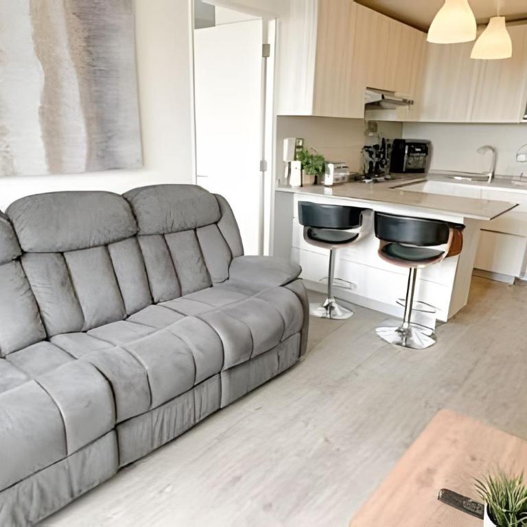 Cozy Central Apartment with Great Connectivity - Apartment - 3