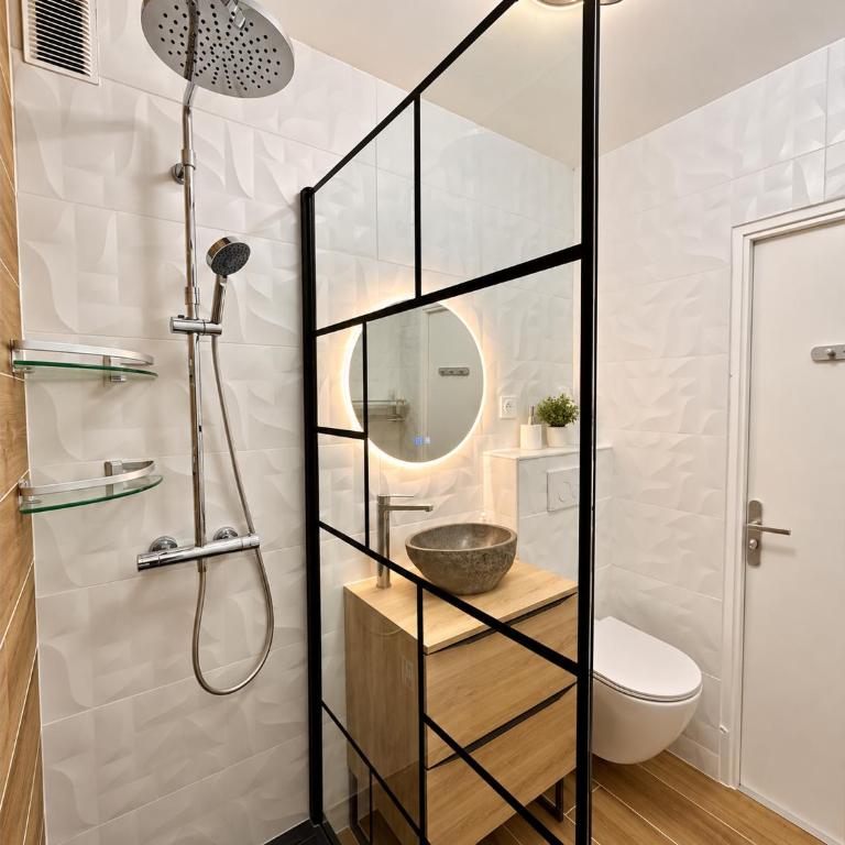 Climatisé et Spacieux avec Terrasse, Centre Port et Proche Mer - 6 Personnes - Deluxe Apartment mit Balkon und 2 Schlafzimmern - 12