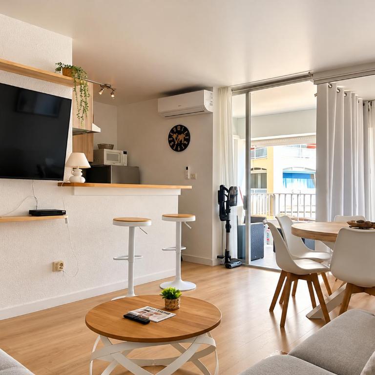 Climatisé et Spacieux avec Terrasse, Centre Port et Proche Mer - 6 Personnes - Deluxe Apartment mit Balkon und 2 Schlafzimmern - 2