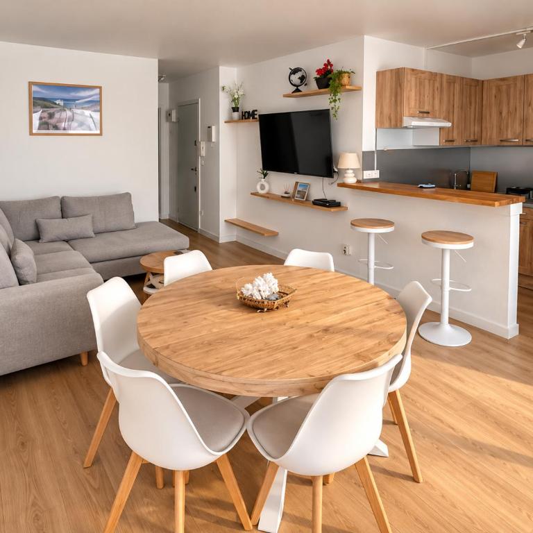 Climatisé et Spacieux avec Terrasse, Centre Port et Proche Mer - 6 Personnes - Deluxe Apartment mit Balkon und 2 Schlafzimmern - 1
