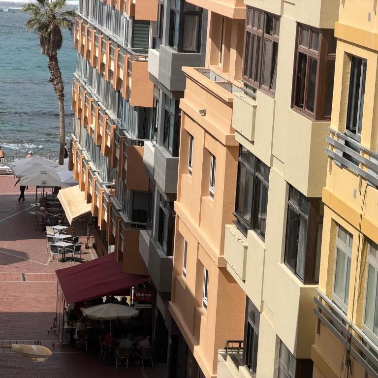 New Spacious 2BR Apartment - Las Canteras Beach - Side Sea View - 2 Bathrooms - AC - Parking - Appartamento con 2 Camere da Letto - 45