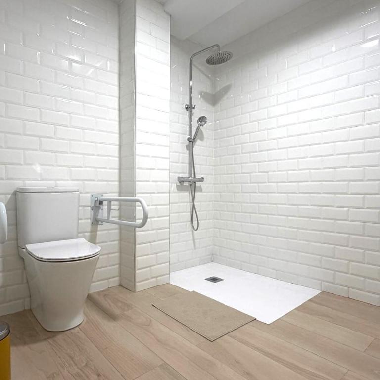 White & Center - Habitación Cuádruple adaptada para personas con discapacidad - 6