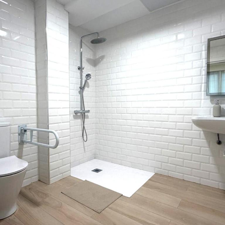 White & Center - Habitación Cuádruple adaptada para personas con discapacidad - 5