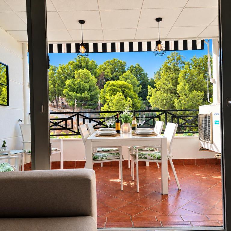 Ruim 3-slaapkamerappartement met zwembad en 2 privéparkeerplaatsen - Three-Bedroom Apartment - 5