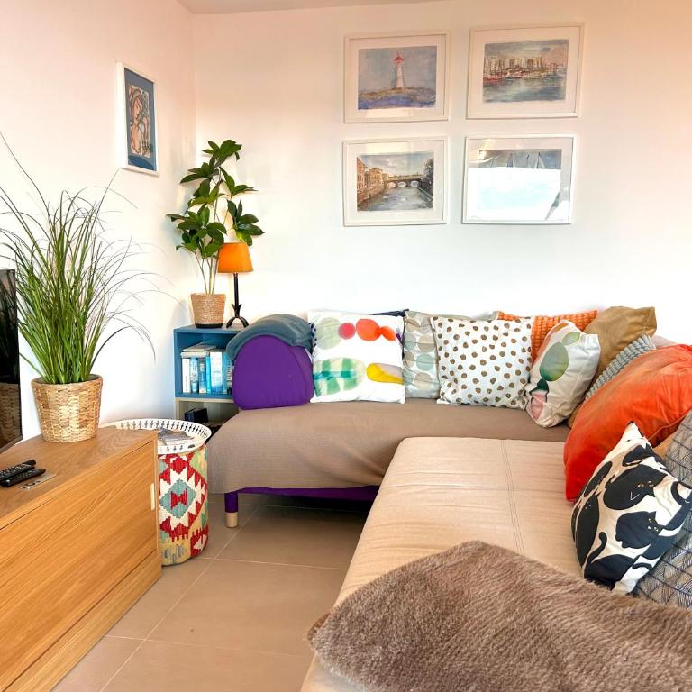 Newly built, colorful apartment with sea views - Apartment mit 2 Schlafzimmern, einem Balkon und Meerblick - 6